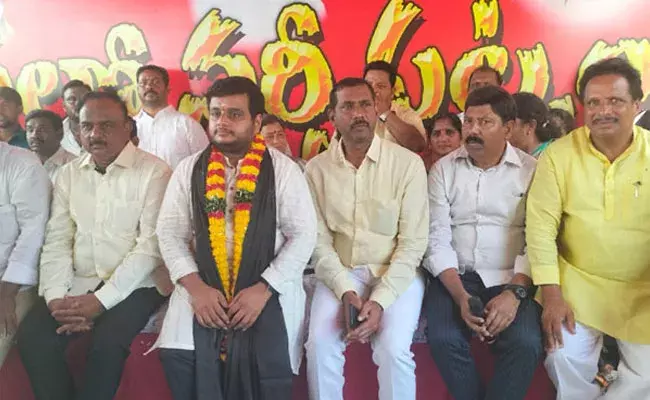 Ayyanna Patrudu: అయ్యన్నపాత్రుడి ఇంటిగోడ కూల్చివేతపై నిరసనలు.. చలో నర్సీపట్నం పిలుపుతో.. Ayyanna Patrudu: అయ్యన్నపాత్రుడి ఇంటిగోడ కూల్చివేతపై నిరసనలు.. చలో నర్సీపట్నం పిలుపుతో..