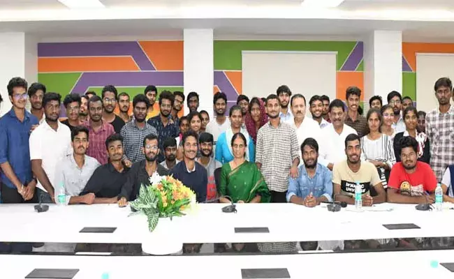 Basara IIIT: నిరసన విరమించిన బాసర ట్రిపుల్ ఐటీ విద్యార్థులు.. సబితా ఇంద్రారెడ్డి హామీతో.. Basara IIIT: నిరసన విరమించిన బాసర ట్రిపుల్ ఐటీ విద్యార్థులు.. సబితా ఇంద్రారెడ్డి హామీతో..