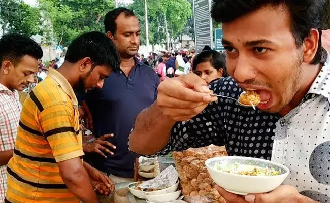 Health News: నిలబడి ఆహారం తీసుకుంటే.. అనేక వ్యాధులు మీవెంటే.. Health News: నిలబడి ఆహారం తీసుకుంటే.. అనేక వ్యాధులు మీవెంటే..