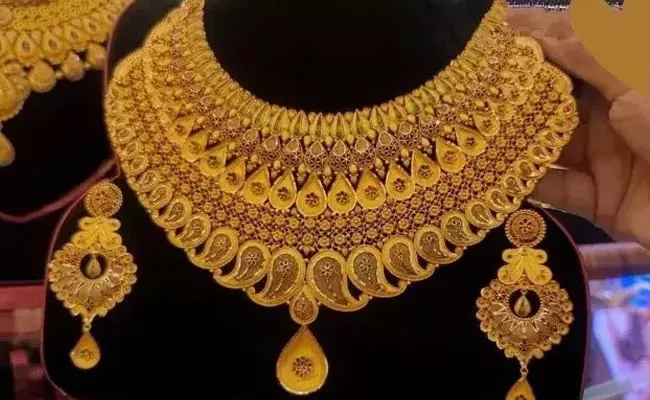 Gold and Silver Rates Today : భారీగా తగ్గిన బంగారం, స్వల్పంగా తగ్గిన వెండి ధరలు.. Gold and Silver Rates Today : భారీగా తగ్గిన బంగారం, స్వల్పంగా తగ్గిన వెండి ధరలు..