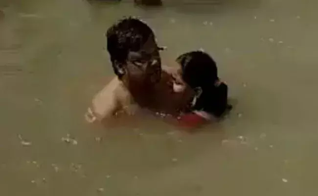 Video Viral: పుణ్యతీర్థంలో స్నానం చేస్తూ పాడు పనులా.. జంటను ఉతికి ఆరేసిన యాత్రికులు Video Viral: పుణ్యతీర్థంలో స్నానం చేస్తూ పాడు పనులా.. జంటను ఉతికి ఆరేసిన యాత్రికులు