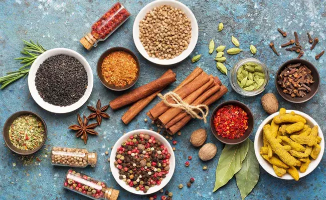 Kitchen Spices: ఆరోగ్య దినుసులన్నీ.. వంటింటి అల్మారాలోనే.. : అనేక అధ్యయనాలు వెల్లడి Kitchen Spices: ఆరోగ్య దినుసులన్నీ.. వంటింటి అల్మారాలోనే.. : అనేక అధ్యయనాలు వెల్లడి