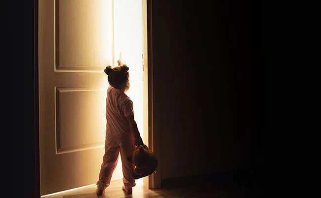 Bhadradri Kothagudem: పదేళ్ల పాప అలక.. చీకట్లోనే పాతిక కిలోమీటర్లు..