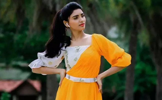Varsha Jabardasth: చావు, బ్రతుకుల మధ్య జబర్దస్త్ వర్ష.. ఇన్స్టాగ్రామ్లో పోస్ట్.. Varsha Jabardasth: చావు, బ్రతుకుల మధ్య జబర్దస్త్ వర్ష.. ఇన్స్టాగ్రామ్లో పోస్ట్..