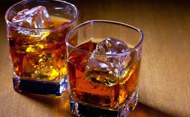 Andhra Pradesh: విస్కీల్లో విష పదార్ధాలు..? బయటపెట్టిన టీడీపీ నేతలు..