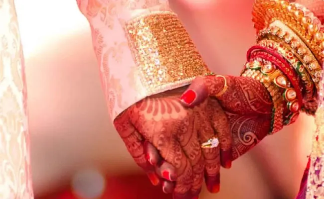 Nandyala: పెళ్లి అయిన మరుసటి రోజే వరుడు మృతి.. అనుమానాస్పద స్థితిలో.. Nandyala: పెళ్లి అయిన మరుసటి రోజే వరుడు మృతి.. అనుమానాస్పద స్థితిలో..