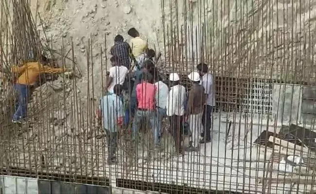 Manikonda: సెల్లార్ గుంత తీస్తుండగా కూలిన గోడ.. ముగ్గురు కూలీలు మృతి..