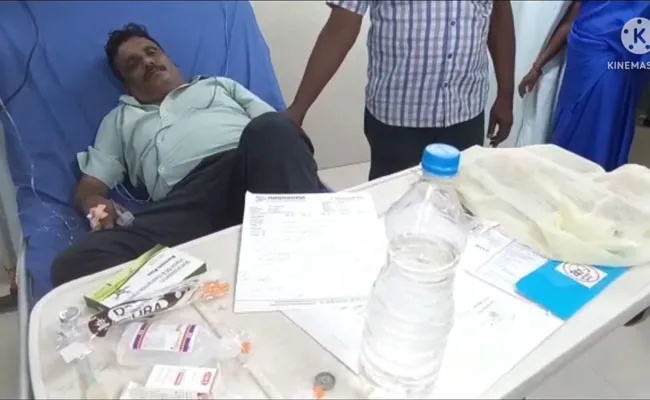 Nizamabad: నీళ్లు అనుకుని యాసిడ్ తాగారు.. నిజామాబాద్లోని షాపింగ్ మాల్లో ఘటన.. Nizamabad: నీళ్లు అనుకుని యాసిడ్ తాగారు.. నిజామాబాద్లోని షాపింగ్ మాల్లో ఘటన..