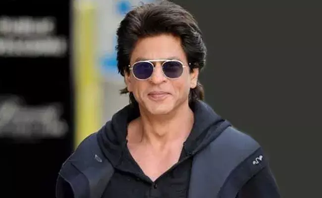 Shah Rukh Khan: ఆ హీరోయిన్తో రొమాంటిక్ సీన్ చేయడానికి సిగ్గుపడ్డాను: షారుక్ Shah Rukh Khan: ఆ హీరోయిన్తో రొమాంటిక్ సీన్ చేయడానికి సిగ్గుపడ్డాను: షారుక్