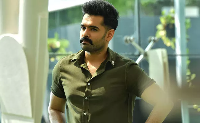 Ram Pothineni: త్వరలోనే చాక్లెట్ బాయ్ రామ్ లవ్ మ్యారేజ్.. అనౌన్స్మెంట్కు సిద్ధం.. Ram Pothineni: త్వరలోనే చాక్లెట్ బాయ్ రామ్ లవ్ మ్యారేజ్.. అనౌన్స్మెంట్కు సిద్ధం..