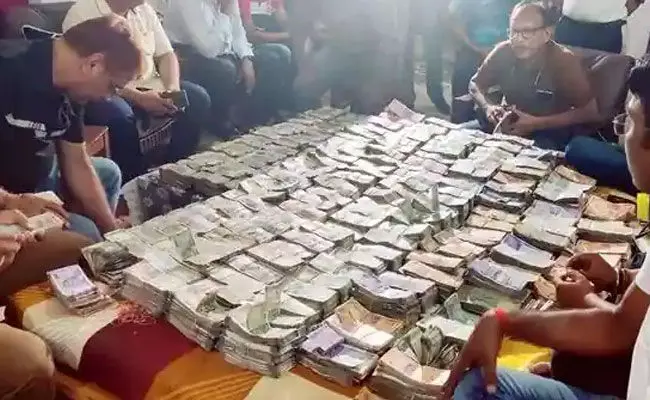 Bihar: డ్రగ్ ఇన్స్పెక్టర్ ఇంట్లో సోదాలు.. కళ్లు చెదిరే డబ్బుతో పాటు మరెన్నో.. Bihar: డ్రగ్ ఇన్స్పెక్టర్ ఇంట్లో సోదాలు.. కళ్లు చెదిరే డబ్బుతో పాటు మరెన్నో..