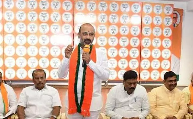 Bandi Sanjay: తెలంగాణ ద్రోహులను పార్టీలో చేర్చుకున్నారు కేసీఆర్: బండి సంజయ్ Bandi Sanjay: తెలంగాణ ద్రోహులను పార్టీలో చేర్చుకున్నారు కేసీఆర్: బండి సంజయ్