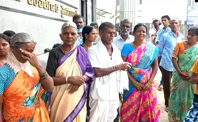 Chanchalguda Jail: సికింద్రాబాద్ రైల్వే స్టేషన్ కేసులో నిందితులను కలిసిన తల్లిదండ్రులు.. Chanchalguda Jail: సికింద్రాబాద్ రైల్వే స్టేషన్ కేసులో నిందితులను కలిసిన తల్లిదండ్రులు..