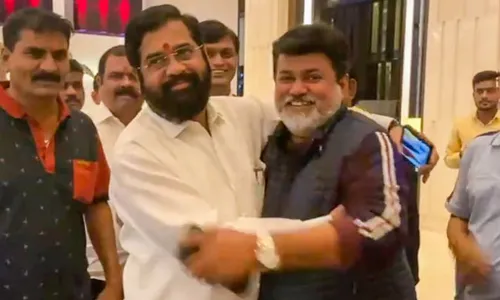 Maharashtra: మహారాష్ట్ర రాజకీయ సంక్షోభంలో వరుస ట్విస్టులు.. Maharashtra: మహారాష్ట్ర రాజకీయ సంక్షోభంలో వరుస ట్విస్టులు..