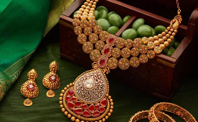 Gold and Silver Rates Today : నిన్నటి మాదిరిగానే బంగారం ధర, తగ్గిన వెండి ధరలు..