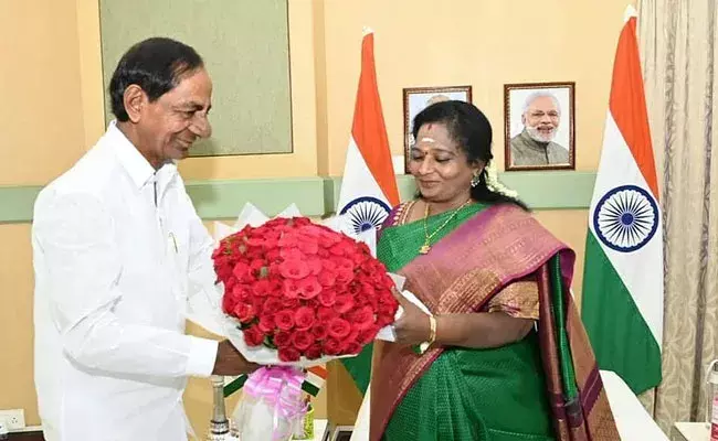 KCR: గవర్నర్ తమిళిసై, సీఎం కేసీఆర్ మధ్య ఆత్మీయ పలకరింపులు.. 9 నెలల తర్వాత.. KCR: గవర్నర్ తమిళిసై, సీఎం కేసీఆర్ మధ్య ఆత్మీయ పలకరింపులు.. 9 నెలల తర్వాత..
