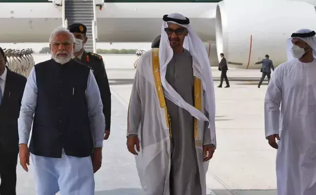 Narendra Modi: యూఏఈ పర్యటనలో ప్రధాని మోడీ.. ఆలింగనంతో స్వాగతం పలికిన అబుధాబి రాజు..