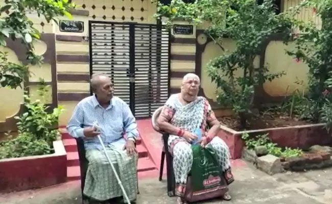 LB Nagar: కన్నకొడుకే ఇంటి నుంచి తరిమేశాడు.. వృద్ద దంపతుల ఆవేదన.. LB Nagar: కన్నకొడుకే ఇంటి నుంచి తరిమేశాడు.. వృద్ద దంపతుల ఆవేదన..