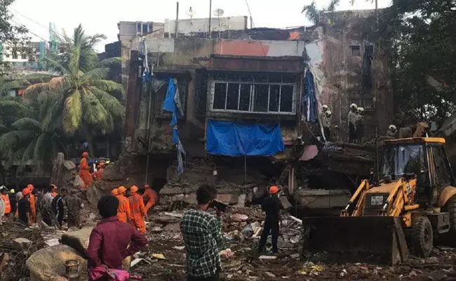 Mumbai: ముంబైలో భవనం కూలిన ఘటనలో 17కు చేరిన మృతుల సంఖ్య.. కొనసాగుతున్న సహాయక చర్యలు.. Mumbai: ముంబైలో భవనం కూలిన ఘటనలో 17కు చేరిన మృతుల సంఖ్య.. కొనసాగుతున్న సహాయక చర్యలు..