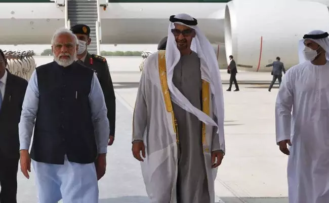 Narendra Modi: యూఏఈ పర్యటనలో ప్రధాని మోడీ.. ఆలింగనంతో స్వాగతం పలికిన అబుధాబి రాజు.. Narendra Modi: యూఏఈ పర్యటనలో ప్రధాని మోడీ.. ఆలింగనంతో స్వాగతం పలికిన అబుధాబి రాజు..