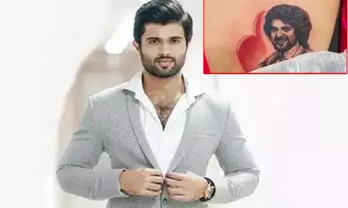 Vijay Devarakonda: లేడీ ఫ్యాన్ వీపుపై విజయ్ ఫేస్ టాటూ.. వీడియో వైరల్.. Vijay Devarakonda: లేడీ ఫ్యాన్ వీపుపై విజయ్ ఫేస్ టాటూ.. వీడియో వైరల్..