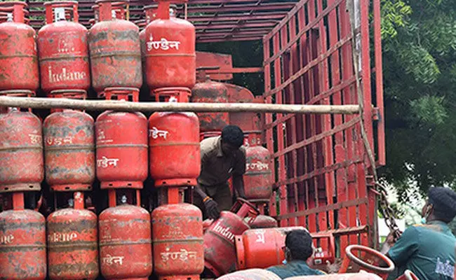 LPG: వాణిజ్య సంస్థలకు ఊరట.. భారీగా తగ్గిన ఎల్పీజీ ధర.. LPG: వాణిజ్య సంస్థలకు ఊరట.. భారీగా తగ్గిన ఎల్పీజీ ధర..