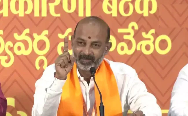 Bandi Sanjay: మోదీని సేల్స్ మెన్ అన్న కేసీఆర్.. సీఎంపై బండి సంజయ్ ఫైర్.. Bandi Sanjay: మోదీని సేల్స్ మెన్ అన్న కేసీఆర్.. సీఎంపై బండి సంజయ్ ఫైర్..
