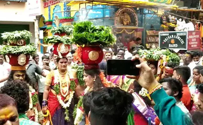 Bonalu 2022: భాగ్యనగరంలో బోనాల ఉత్సవాలు మొదలు.. తొలిబోనం సమర్పణ.. Bonalu 2022: భాగ్యనగరంలో బోనాల ఉత్సవాలు మొదలు.. తొలిబోనం సమర్పణ..
