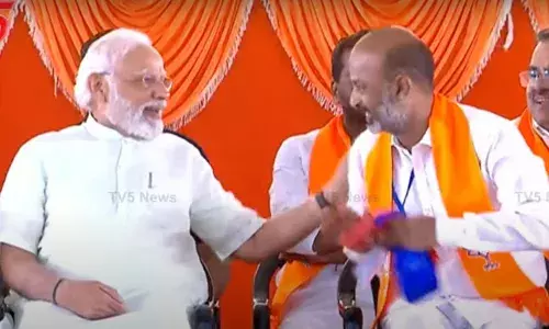 BJP Meeting: బండి సంజయ్ను భుజం తట్టి మెచ్చుకున్న ప్రధాని మోదీ.. BJP Meeting: బండి సంజయ్ను భుజం తట్టి మెచ్చుకున్న ప్రధాని మోదీ..