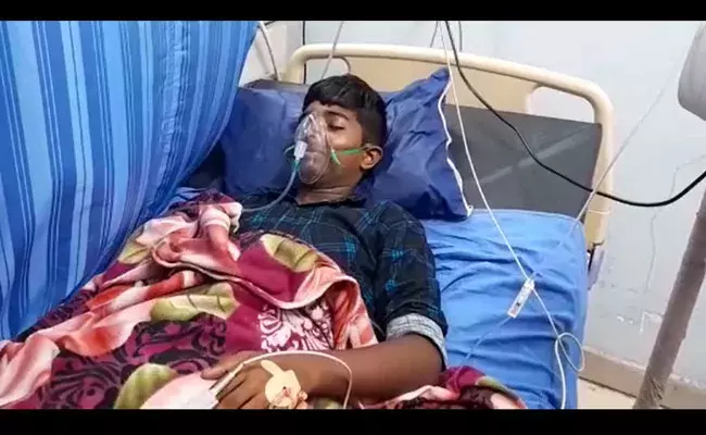 Bhadradri Kothagudem: లెక్చరర్ అమానుషం.. కోపంలో విద్యార్థి తలను గోడకేసి కొట్టి.. Bhadradri Kothagudem: లెక్చరర్ అమానుషం.. కోపంలో విద్యార్థి తలను గోడకేసి కొట్టి..