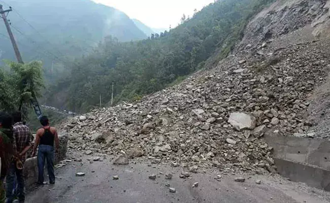 Mumbai: ముంబైలో భారీ వర్షాలు.. విరిగిపడుతున్న కొండచరియలు..