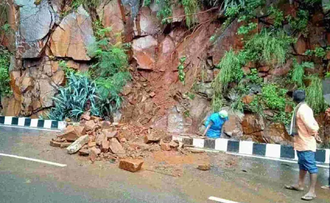 Tirumala: తిరుమల ఘాట్ రోడ్డులో విరిగిన కొండచరియలు.. Tirumala: తిరుమల ఘాట్ రోడ్డులో విరిగిన కొండచరియలు..