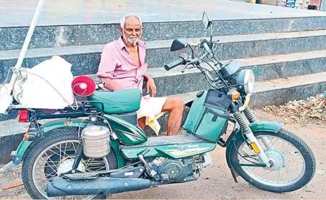 Viral News: ట్రెండీ బిచ్చగాడు.. మోపెడ్‌పై మైక్‌తో..