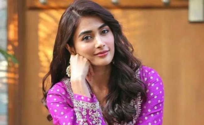 Pooja Hegde: బీస్ట్ ప్లాప్.. అయినా మరో తమిళ స్టార్తో పూజా జోడీ.. Pooja Hegde: బీస్ట్ ప్లాప్.. అయినా మరో తమిళ స్టార్తో పూజా జోడీ..