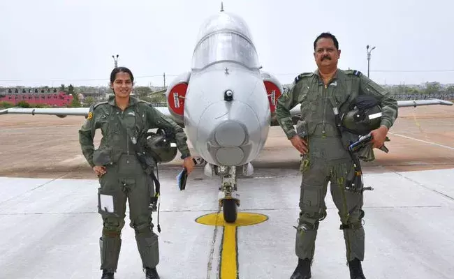 IAF Bidar: నాన్నతో కలిసి నడిచింది.. నింగిలోకీ ఎగిరింది..