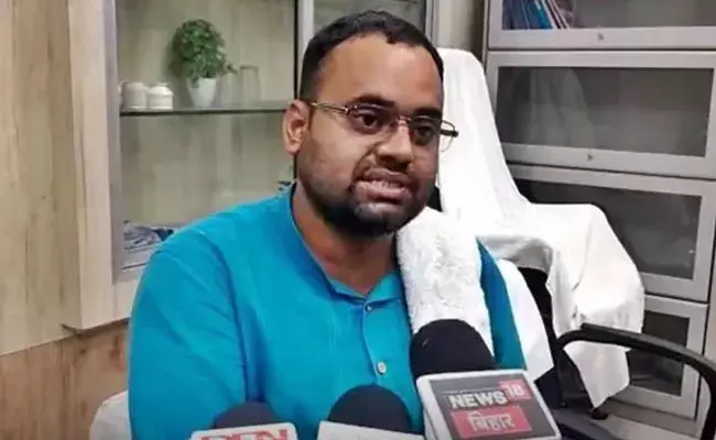 Bihar: కాలేజీ అసిస్టెంట్ ప్రొఫెసర్ రూ.23 లక్షల జీతాన్ని తిరిగి ఇచ్చేశారు.. ఎందుకో తెలుసా!! Bihar: కాలేజీ అసిస్టెంట్ ప్రొఫెసర్ రూ.23 లక్షల జీతాన్ని తిరిగి ఇచ్చేశారు.. ఎందుకో తెలుసా!!