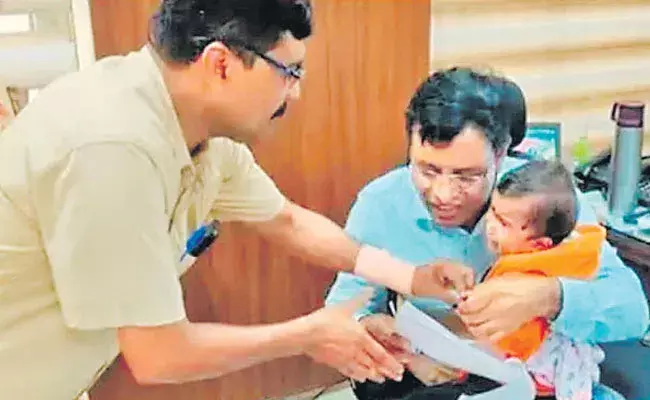 Railway Job: రోడ్డు ప్రమాదంలో మరణించిన తల్లిదండ్రులు.. 10 నెలల పాపకు ఉద్యోగం..