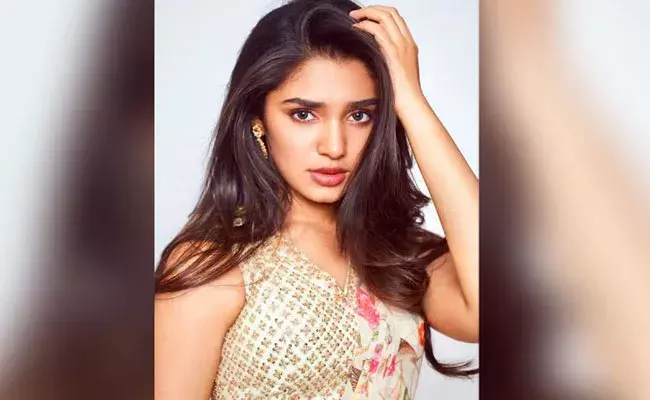 Krithi Shetty: స్టార్ హీరోలకు టెండర్ వేసిన కృతి.. వారితో నటించాలనుంది అంటూ..