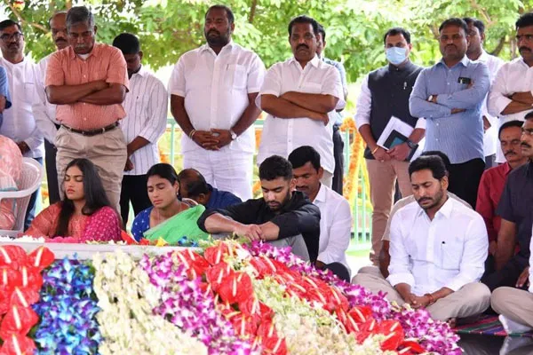 YSR GHAT: వైఎస్‌ఆర్‌కు నివాళి.. అన్నా చెల్లెలి మధ్య కనిపించని ఆప్యాయత..