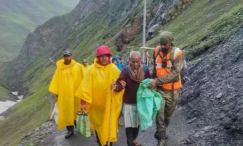 Amarnath Cave Floods : 40 మంది గల్లంతు.. ఇంకా లభించని ఆచూకీ.. Amarnath Cave Floods : 40 మంది గల్లంతు.. ఇంకా లభించని ఆచూకీ..