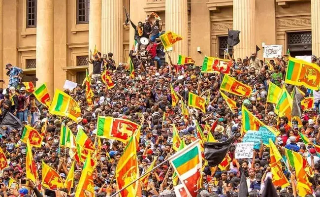 Srilanka Crisis : లంక అధ్యక్షుడి ఇంట్లోకి చొచ్చుకెళ్లిన  ఆందోళనకారులు Srilanka Crisis : లంక అధ్యక్షుడి ఇంట్లోకి చొచ్చుకెళ్లిన  ఆందోళనకారులు