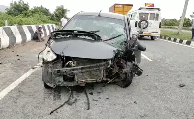 Tirupati: తిరుపతిలో ఘోర రోడ్డు ప్రమాదం.. ఇద్దరు మృతి.. Tirupati: తిరుపతిలో ఘోర రోడ్డు ప్రమాదం.. ఇద్దరు మృతి..