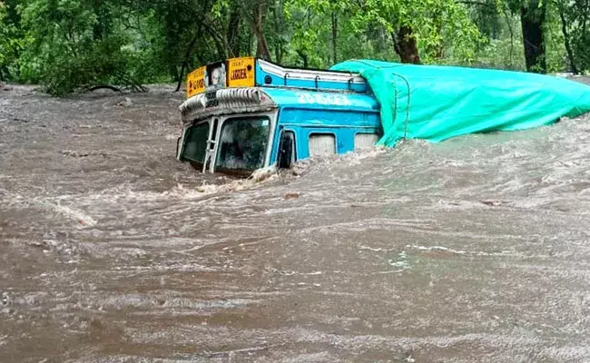 Chhattisgarh: వరదల బీభత్సం.. కొట్టుకుపోయిన రేషన్‌ బియ్యం లోడ్‌ లారీ..