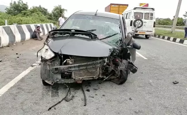 Tirupati: తిరుపతిలో ఘోర రోడ్డు ప్రమాదం.. ఇద్దరు మృతి.. Tirupati: తిరుపతిలో ఘోర రోడ్డు ప్రమాదం.. ఇద్దరు మృతి..