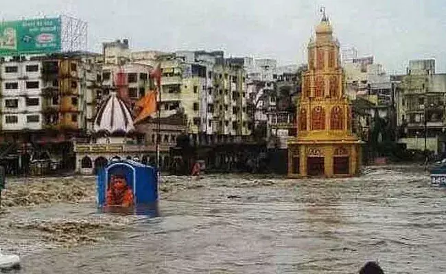Heavy Rains: పొంగి ప్రవహిస్తున్న గోదావరి.. నీట మునిగిన ఆలయాలు.. Heavy Rains: పొంగి ప్రవహిస్తున్న గోదావరి.. నీట మునిగిన ఆలయాలు..