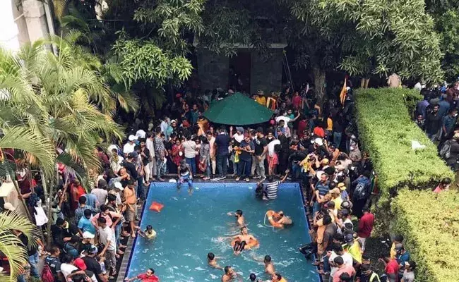 Sri Lanka Protests : టూరిస్ట్ స్పాట్గా మారిన లంక అధ్యక్ష భవనం Sri Lanka Protests : టూరిస్ట్ స్పాట్గా మారిన లంక అధ్యక్ష భవనం