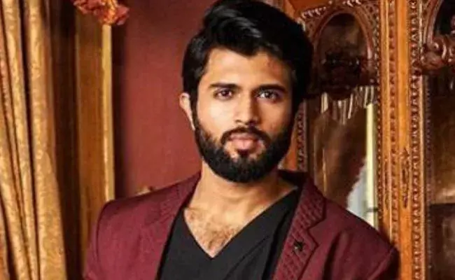 Vijay Devarakonda: సినిమా షూటింగ్లో ఏడ్చేసిన విజయ్.. ఎందుకంటే..? Vijay Devarakonda: సినిమా షూటింగ్లో ఏడ్చేసిన విజయ్.. ఎందుకంటే..?