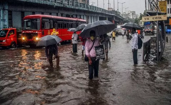 Mumbai Rains: ముంబైని ముంచెత్తుతున్న వర్షాలు.. మరో మూడు రోజులు.. Mumbai Rains: ముంబైని ముంచెత్తుతున్న వర్షాలు.. మరో మూడు రోజులు..