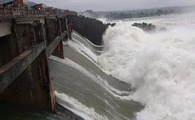 Kadem Project: కడెం ప్రాజెక్ట్‌.. సామర్ధ్యానికి మించి వరద ప్రవాహం