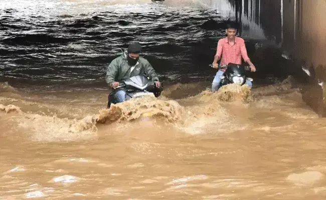 Andhra Pradesh : వర్షాలు తగ్గినా.. వరదలు ముంచెత్తుతున్నాయి.. Andhra Pradesh : వర్షాలు తగ్గినా.. వరదలు ముంచెత్తుతున్నాయి..